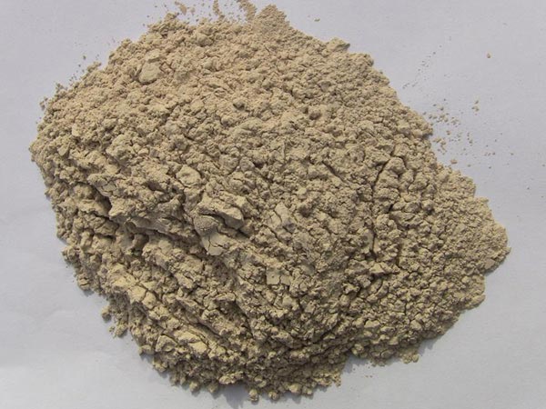 礬土性質(zhì) 礬土主要成分是氧化鋁，為煉鋁和耐火材料的主要原料。白色或灰白色，因含鐵而呈褐黃或淺紅色。密度3.45g/cm3，硬度1～3，不透明，質(zhì)脆。極難熔化，不溶于水，能溶于硫酸、氫氧化鈉溶液。 地區(qū)分布 中國鋁土礦資源比較豐富，在全國18個(gè)省、自治區(qū)、直轄市已查明鋁土礦產(chǎn)地205處，其中大型產(chǎn)地72處（不包括臺灣），主要分布在山西、山東、河北、河南、貴州、四川、廣西、遼寧、湖南等地。 投資前景 1.可用于煉鋁工業(yè)。用于國防、航空、汽車、電器、化工、日常生活用品等。 2.可用于精密鑄造。礬土熟料加工成細(xì)粉做成鑄模后精鑄。用于軍工、航天、通訊、儀表、機(jī)械及醫(yī)療器械部門。 3.可用于耐火制品。高鋁礬土熟料耐火度高達(dá)1780℃，化學(xué)穩(wěn)定性強(qiáng)、物理性能良好。 4.硅酸鋁耐火纖維。用于鋼鐵、有色冶金、電子、石油、化工、宇航、原子能、國防等多種工業(yè)，消防人員可用耐火纖維布做成衣服。 5.制造礬土水泥、研磨材料、陶瓷工業(yè)以及化學(xué)工業(yè)可制鋁的各種化合物。 鋁礬土磨粉制備 鋁礬土粉是選用煅燒過的熟鋁礬土礦石用雷蒙磨加工制成的細(xì)粉，粒度通常為100目-325目，在耐火材料行業(yè)得到了廣泛的應(yīng)用。通常加工的流程為先經(jīng)顎式破碎機(jī)進(jìn)行破碎，然后篩分進(jìn)入鋁礬土雷蒙磨或鋁礬土超細(xì)磨粉機(jī)中，進(jìn)行鋁礬土粉制備，使其應(yīng)用更加廣泛。