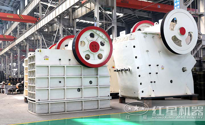 顎式破碎機(jī)實(shí)拍圖，型號(hào)多樣，價(jià)格在10-80萬(wàn)之間