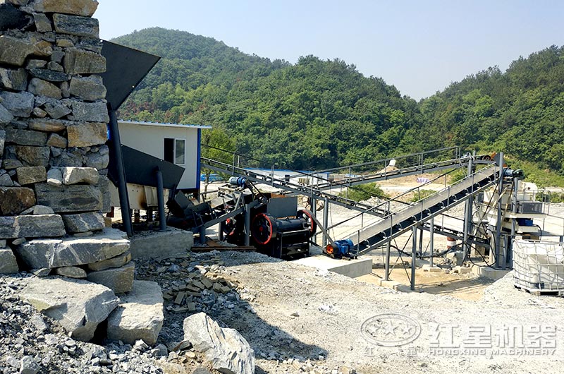 顎式細(xì)破碎機(jī)破碎現(xiàn)場(chǎng)，搭配制砂機(jī)使用